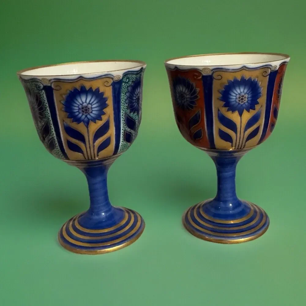 A Pair of Japanese Porcelain Sake Cups from Fukagawa Seiji, Imari style